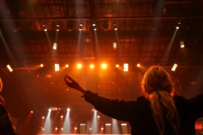 A woman held up his hands
